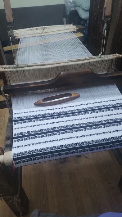 Ie tradițională cu motive florale țesute, zona Făgăraș