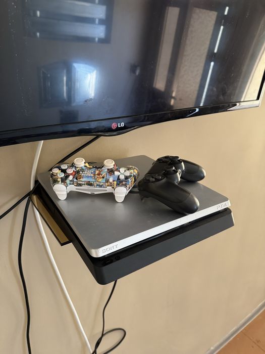 Play Station 4 slim