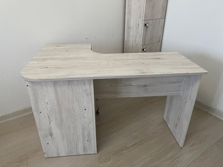 Маникюрный стол.