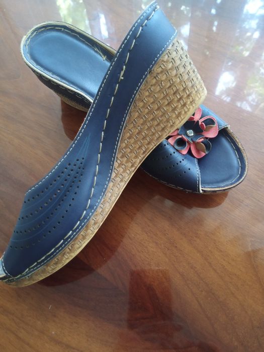 Отдам даром женские шлепанцы