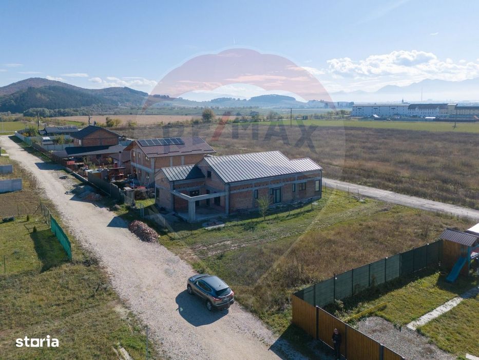 Duplex la roșu cu 2 apartamente - 6 camere, terase generoase și curte
