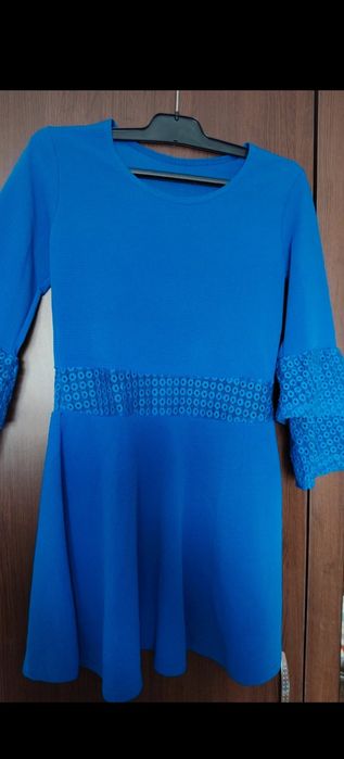 Rochie scurtă cu mâneci stil clopot