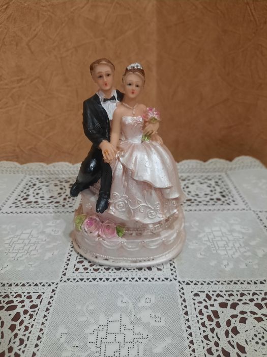 Очень симпатичная статуэтка из полистоуна "Жених и невеста " . В идеал