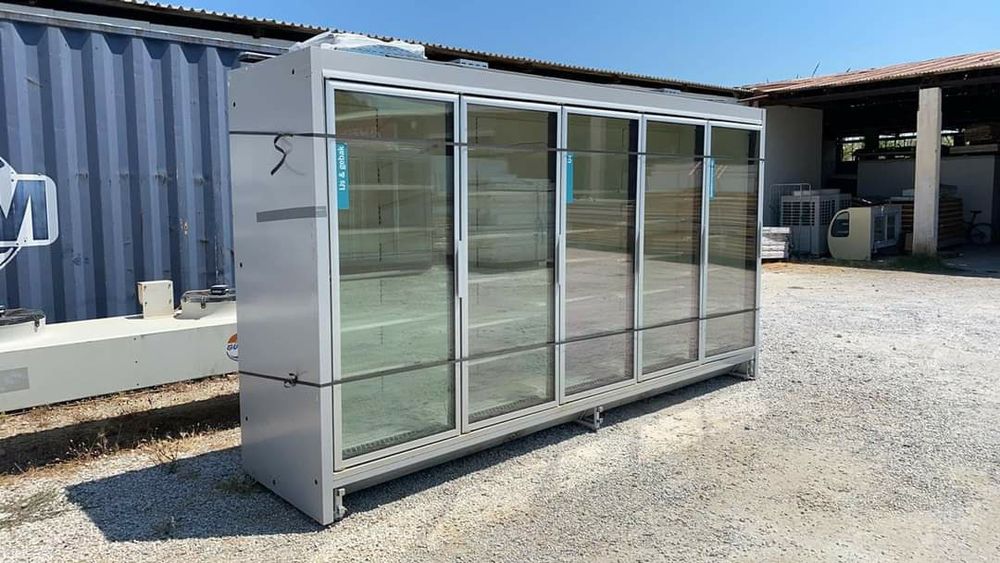 Хладилна витрина с вратички