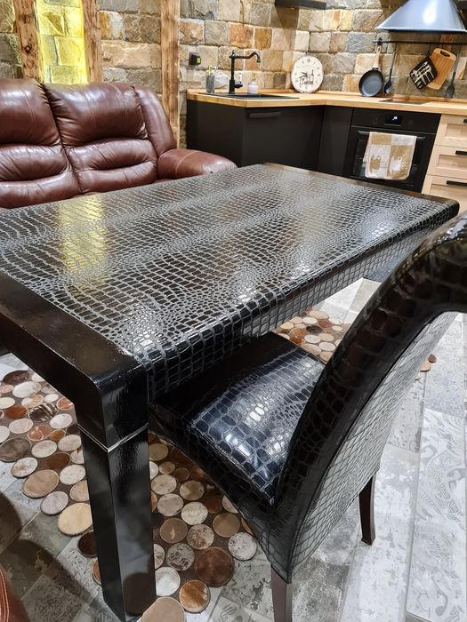 Маса за хранене.Шкаф,скрин,нощни шкафчета. Дизайнерска!