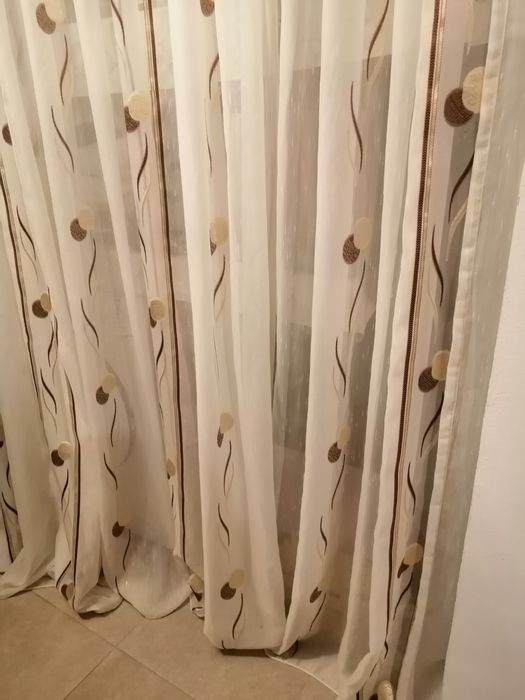 Perdea 5,7m / 2,45 m cu 55 călăreți, crem cu model maro bej și auriu,