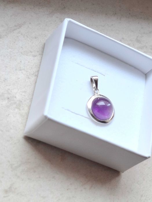 Сребърно  медальонче  с  Аметист