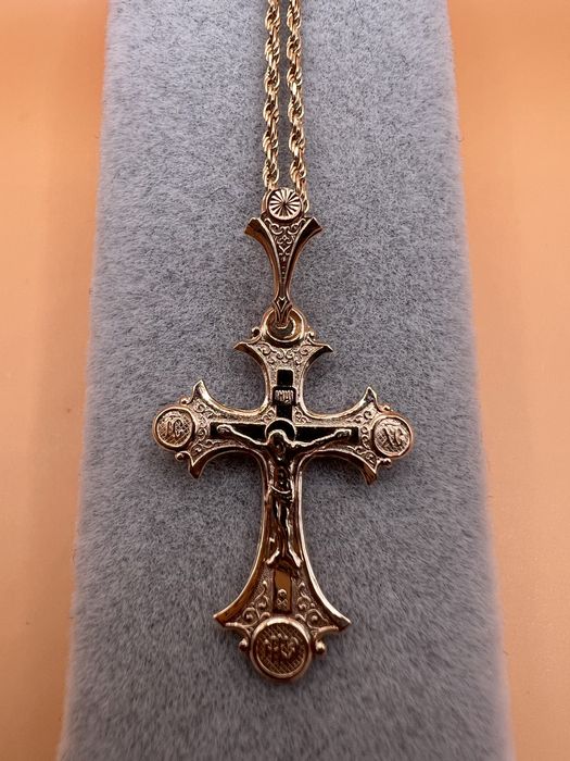 Продам золотой крестик.
