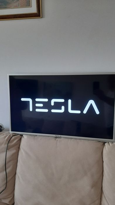 Televizor led marca Tesla diagonala 80 cm.