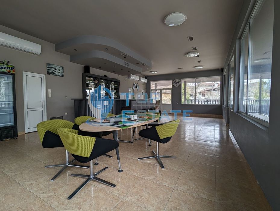 Търговска сграда на два етажа в центъра на град Златарица