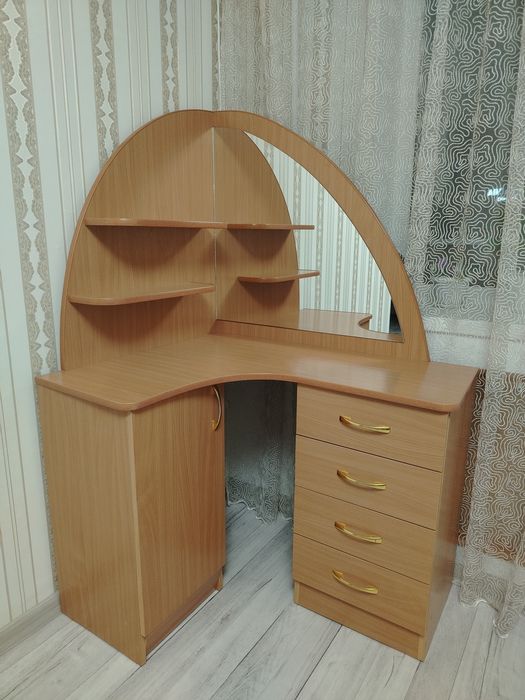 Срочно продам туалетный столик