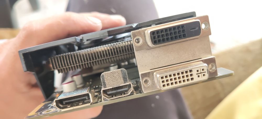 Vând placă video Sapphire AMD Radeon R9 270 Dual-X OC