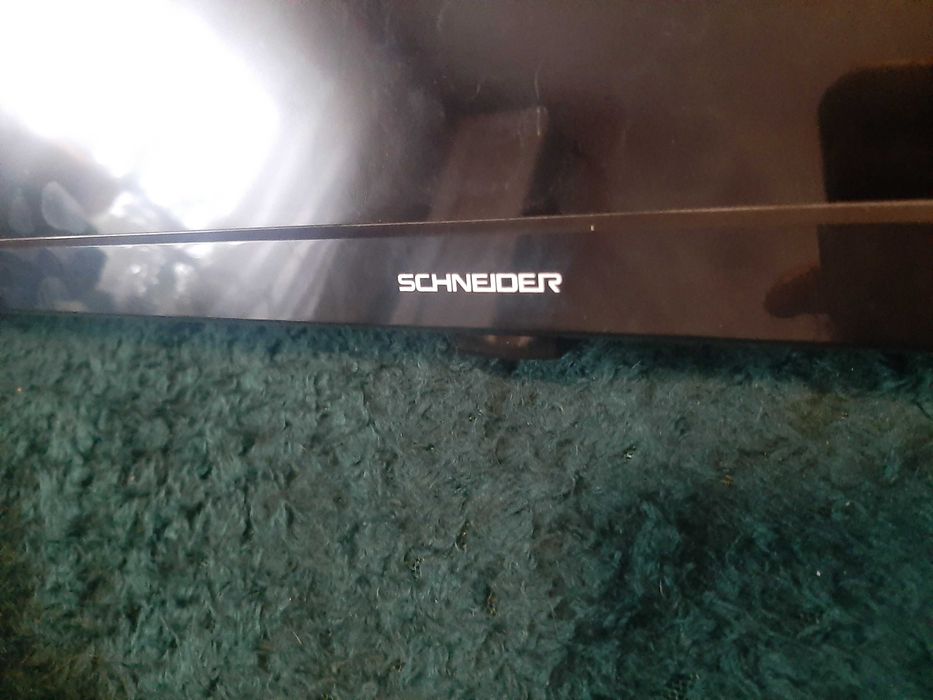 TV LED Schnejder stricat