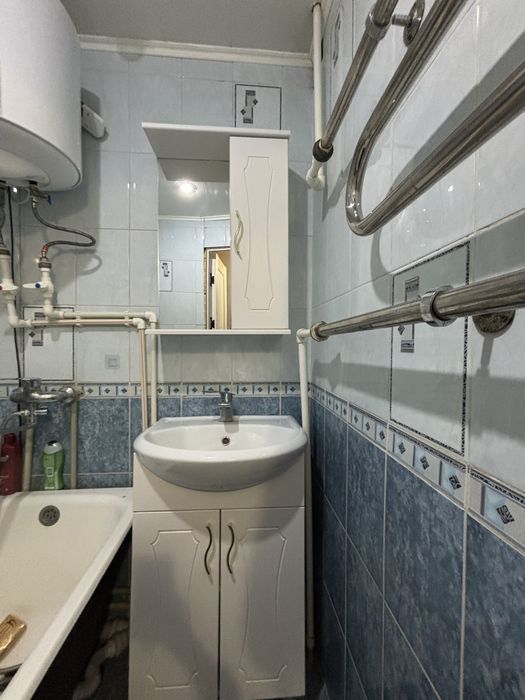 Без Раковина есть тумбочка и  зеркола