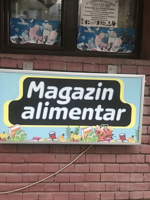 Vând frigider,tejghea magazin si caseta luminoasa