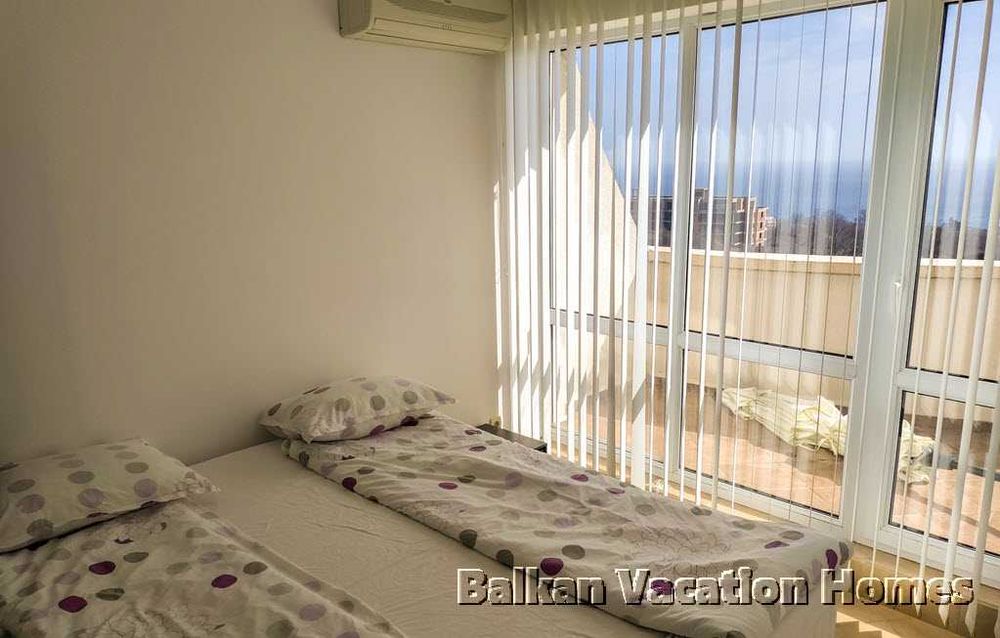 Голям тристаен апартамент с морска панорама в Бяла