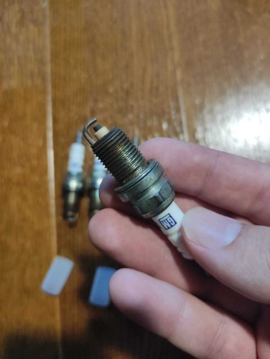 Filtru combustibil Champion + Bujii Originale OEM Opel Astra H, G, J