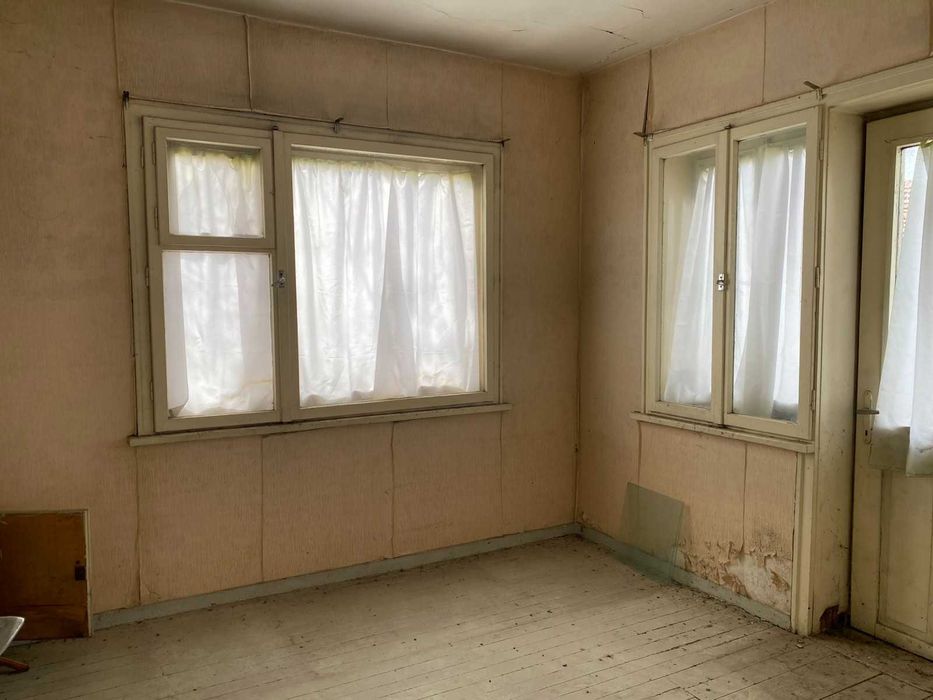 КЪЩА с РЗП 160 кв.м., двор 566 кв.м., град Карлово