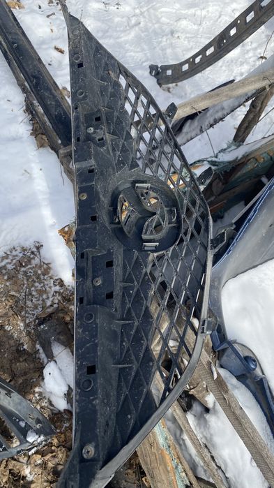 Продам переднию решетку радиатора