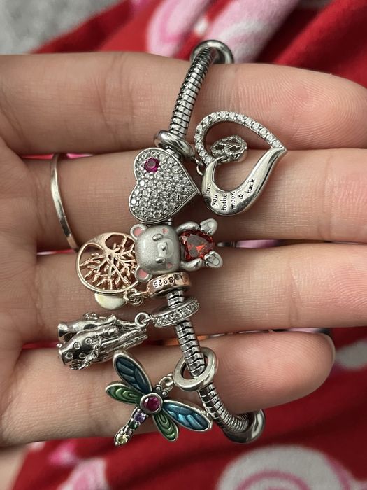 Brățara de argint tip Pandora