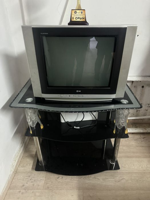 Телевизор с подставкой продается