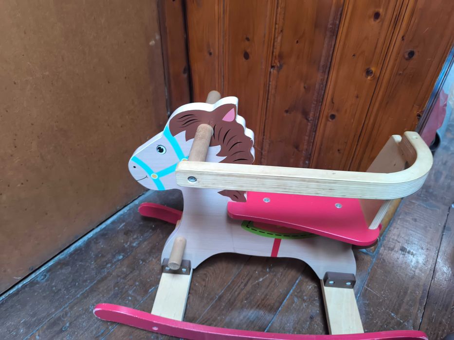 Детско дървено люлеещо конче