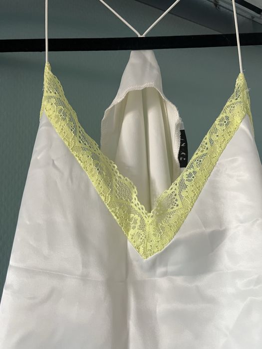 Top alb satinat cu dantela galbena