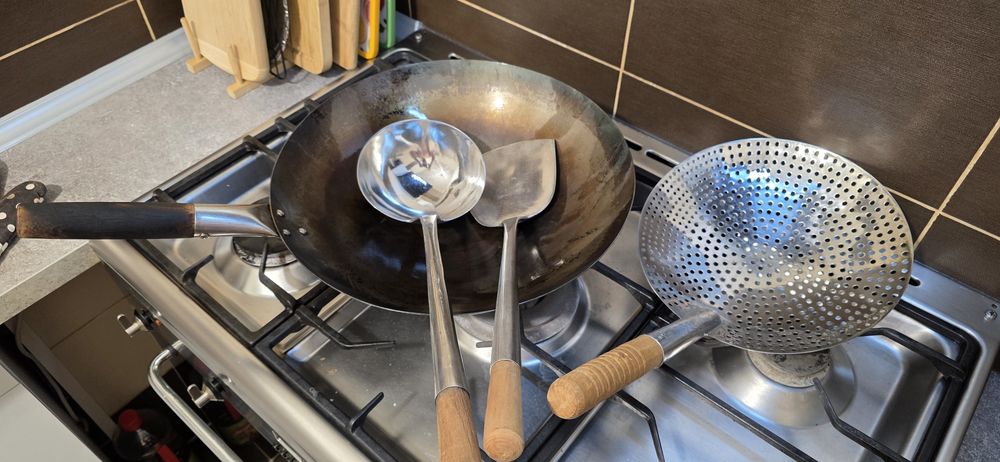 Vând wok din oțel carbon, împreună cu ustensilele din poză