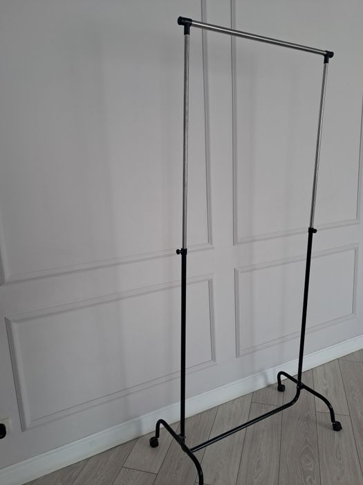 Напольная гардеробная вешалка.