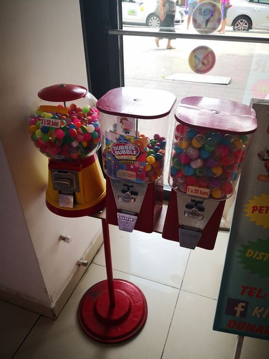 Amplasam/Vindem Automate Aparate Distribuitoare Mingi, Jucarii, Guma