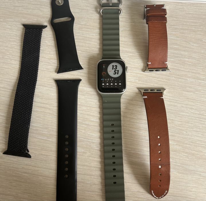 Продам Apple Watch SE