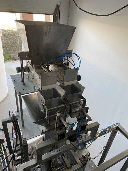 Пакетираща вертикално, тегловна машина за пакети от 1-4кг, почти нова