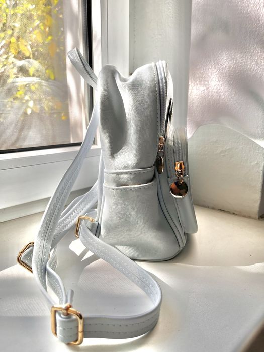 Небольшой голубой рюкзак