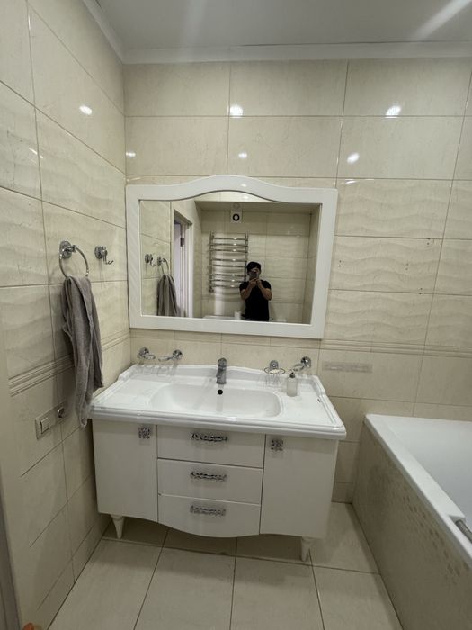 Зеркало в раме для ванны