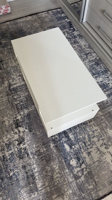 Белый журнальный стол