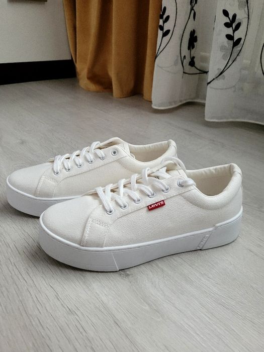 Teniși Levi's noi