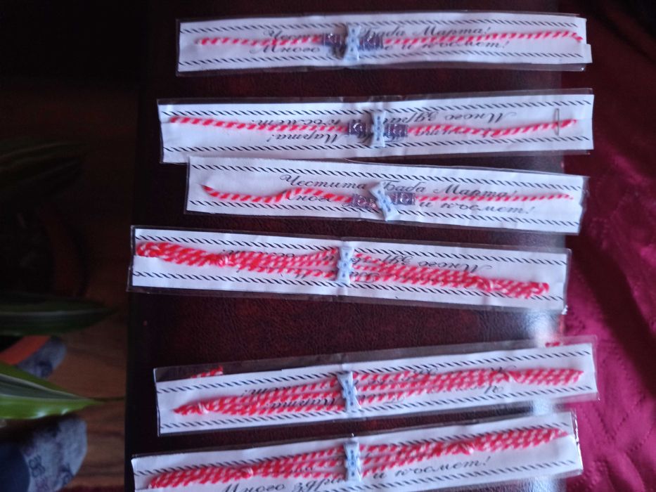 Продавам лот мартеници ,275 броя.