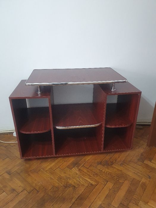 Birou, comoda de TV si masuta de cafea