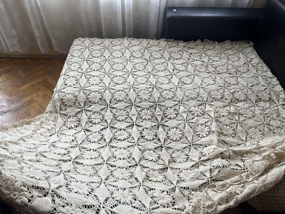 Плетено покривало на едно шило,цвят бежав,използва се за спалня.