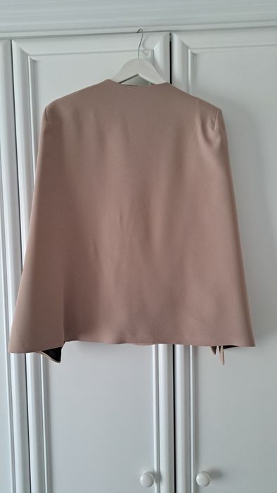 Брендовый пиджак бежевого цвета.