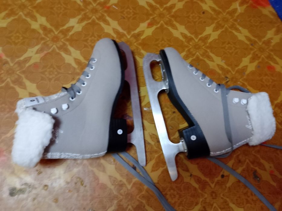 Продаю фигурные коньки для девочек