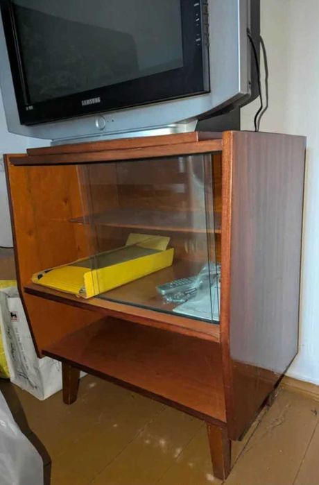 Comoda/ Mobilă TV din lemn + televizor în stare perfecta, practic noua
