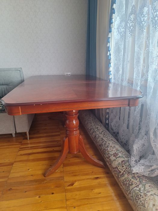 Стол обеденный в гостиную