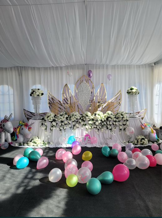 Vand 4 scaune aurii si panoul floral prezidiu