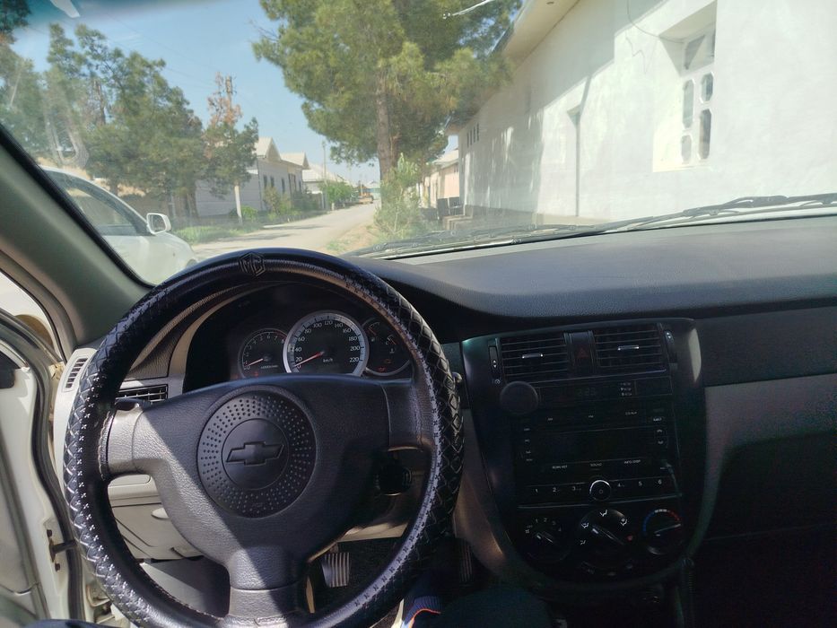 Lasetti 1.8 sotiladi.