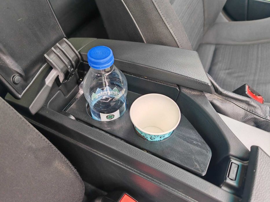 BMW E60 Поставка за чаши