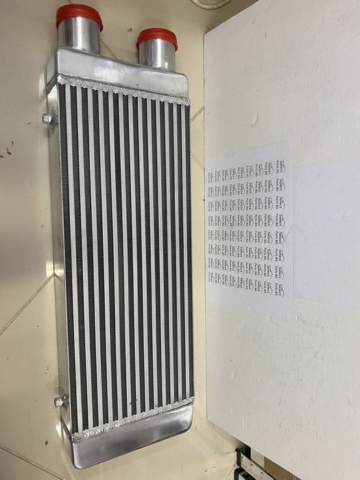 TurboWorks универсален интеркулер Intercooler 550х230х65 едностранен