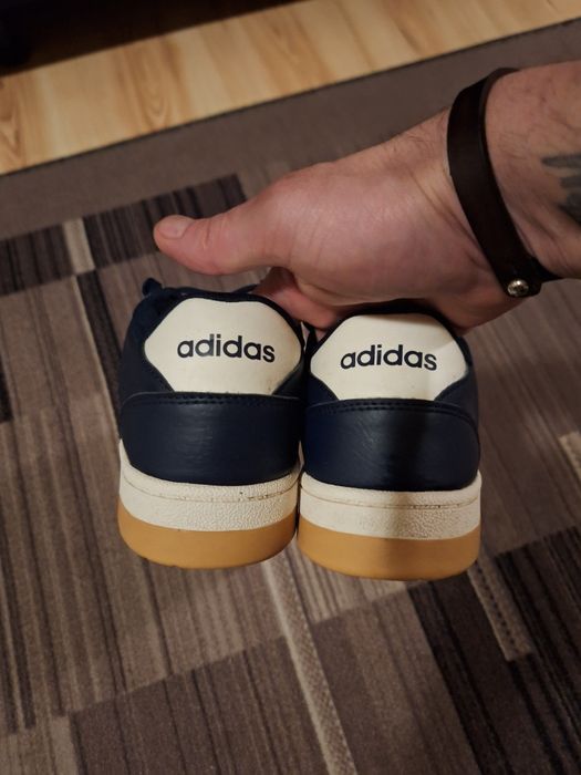 Adidasi Adidas si Saucony.