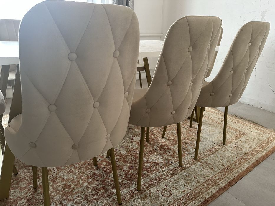 Кухонный стол и 8 стульев