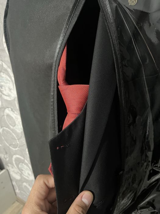 черный двубортный костюм